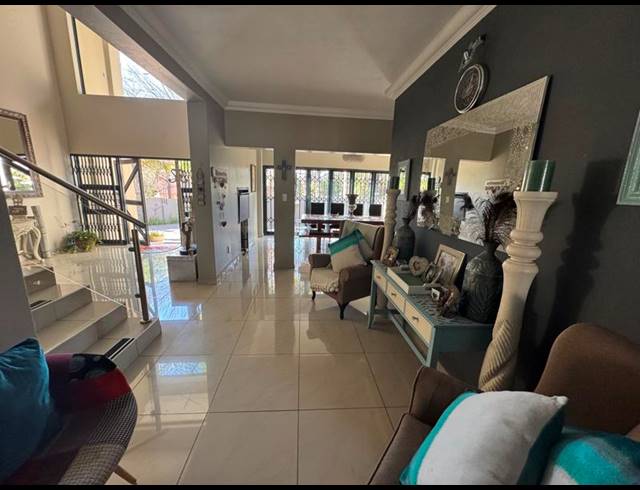 5 BEDROOM HOUSE FOR SALE IN CLUBVILLE